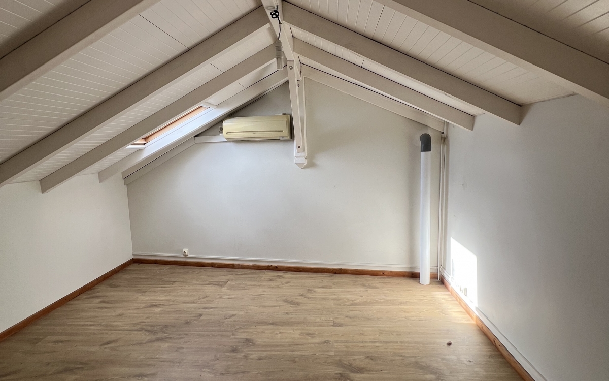 Local professionnel au 3ᵉ étage avec ascenseur