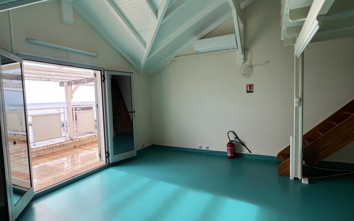  Local professionnel au 3ᵉ étage avec ascenseur