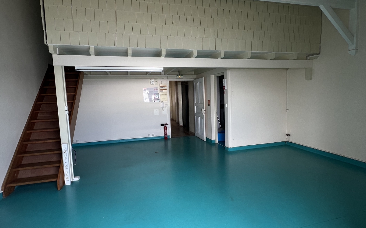  Local professionnel au 3ᵉ étage avec ascenseur