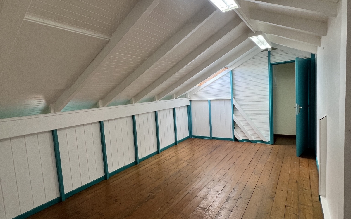  Local professionnel au 3ᵉ étage avec ascenseur