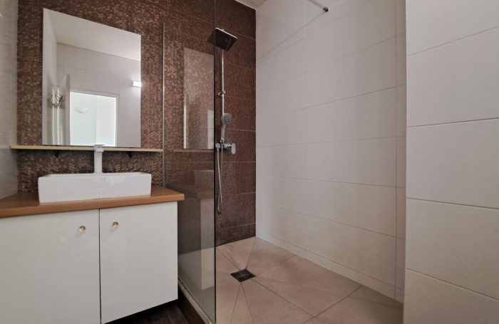 À louer   T3 meublé de 65 m2   Vue imprenable sur le Port de Plaisance