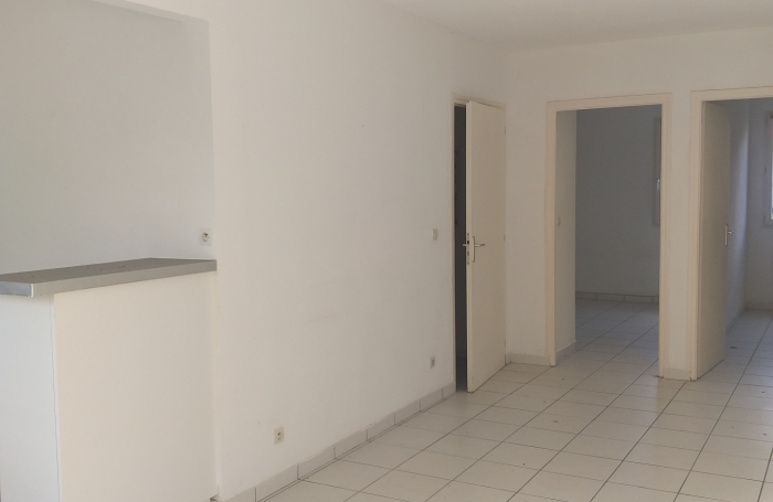 SAINT CLAUDE Appartement T3 à rénover, Résidence sécurisée