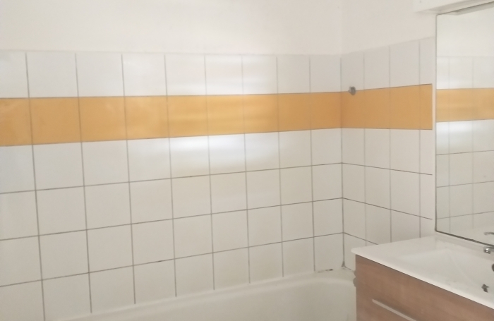 SAINT CLAUDE Appartement T3 à rénover, Résidence sécurisée