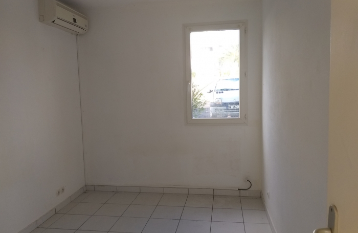 SAINT CLAUDE Appartement T3 à rénover, Résidence sécurisée