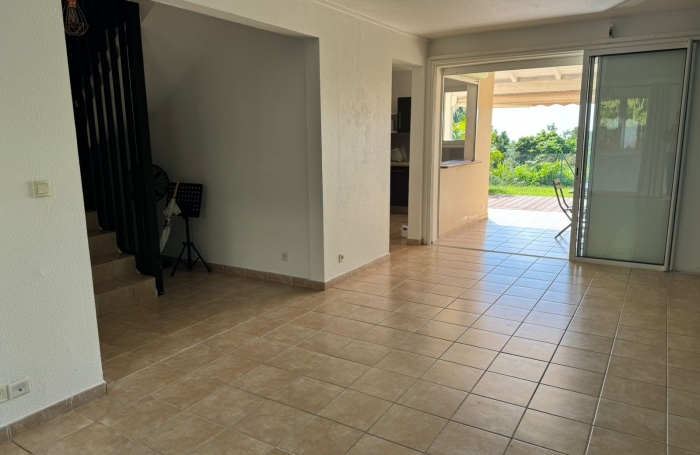 GOURBEYRE T4 DUPLEX RÉNOVÉ   Résidence avec Piscine, jardinet privatif et vue exceptionnelle sur les Saintes