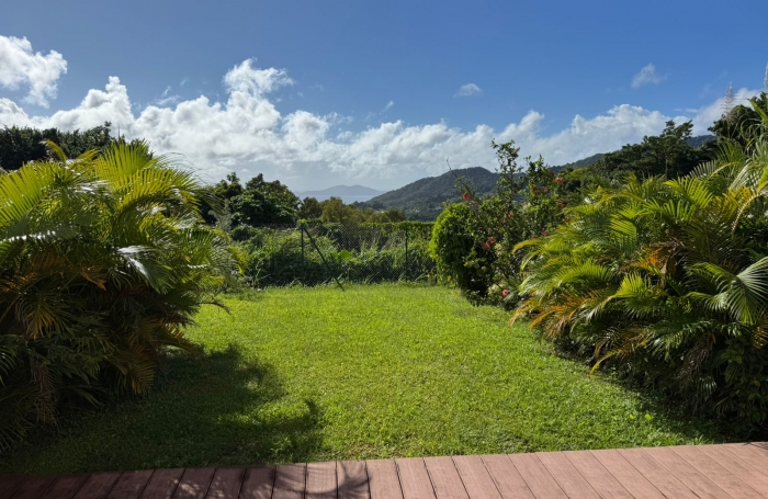 GOURBEYRE T4 DUPLEX RÉNOVÉ   Résidence avec Piscine, jardinet privatif et vue exceptionnelle sur les Saintes