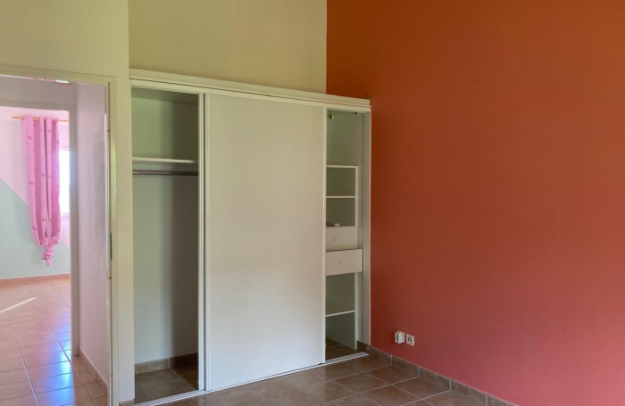 GOURBEYRE T4 DUPLEX RÉNOVÉ   Résidence avec Piscine, jardinet privatif et vue exceptionnelle sur les Saintes