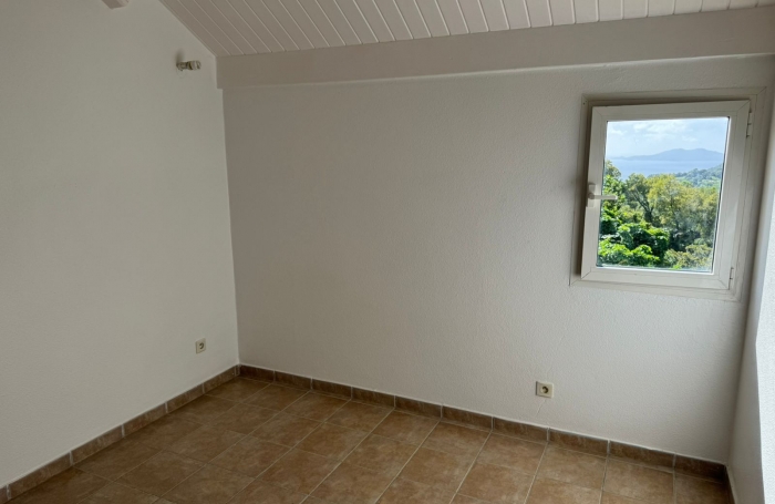 GOURBEYRE T4 DUPLEX RÉNOVÉ   Résidence avec Piscine, jardinet privatif et vue exceptionnelle sur les Saintes