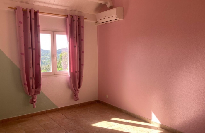 GOURBEYRE T4 DUPLEX RÉNOVÉ   Résidence avec Piscine, jardinet privatif et vue exceptionnelle sur les Saintes