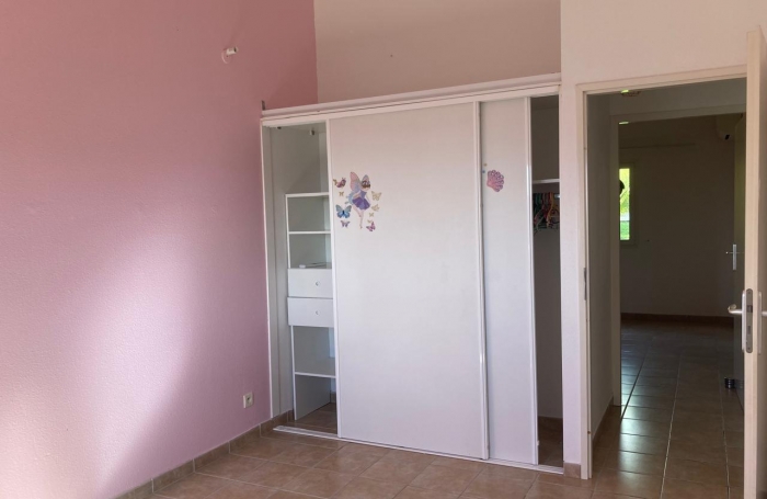 GOURBEYRE T4 DUPLEX RÉNOVÉ   Résidence avec Piscine, jardinet privatif et vue exceptionnelle sur les Saintes