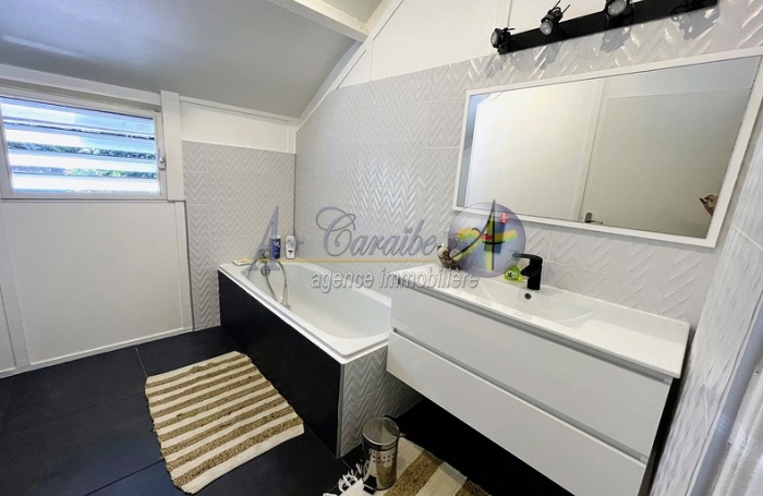 Maison individuelle de type 4 pi&egrave;ces avec piscine sans-vis-&agrave;-vis   Lotissement Calme