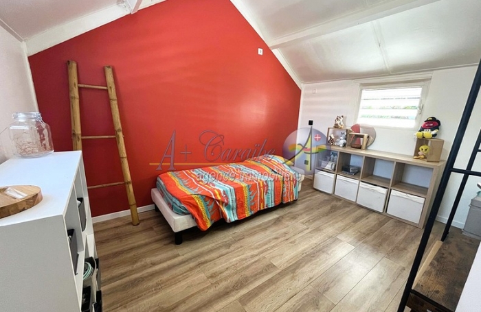 Maison individuelle de type 4 pi&egrave;ces avec piscine sans-vis-&agrave;-vis   Lotissement Calme