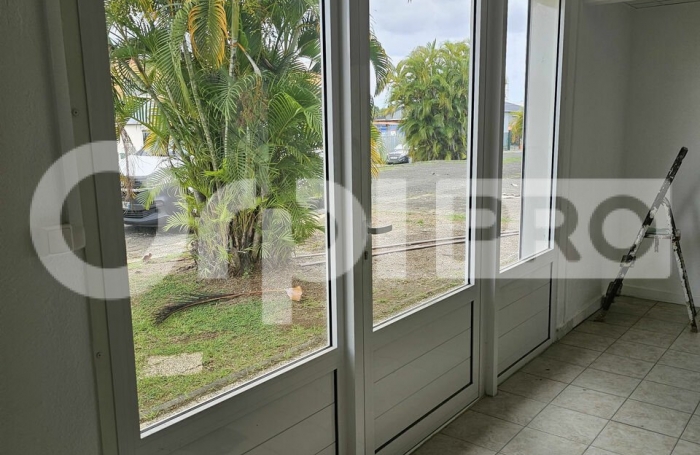 Un local avec 9 zones de travail - ARNOUVILLE