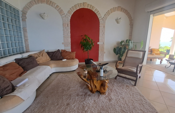 Villa familiale spacieuse avec grand jardin et vue mer.