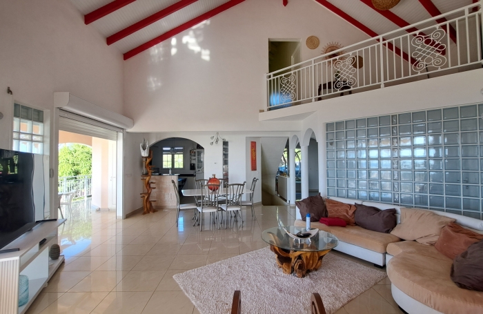 Villa familiale spacieuse avec grand jardin et vue mer.