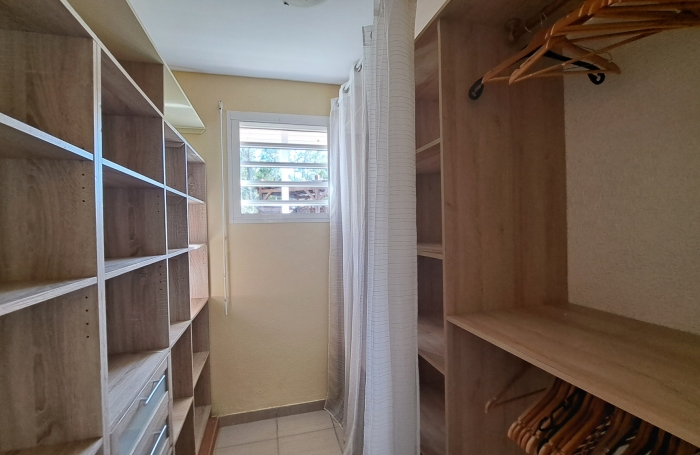 Villa familiale spacieuse avec grand jardin et vue mer.