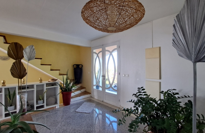 Villa familiale spacieuse avec grand jardin et vue mer.