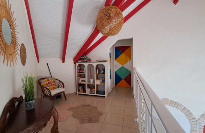 Villa familiale spacieuse avec grand jardin et vue mer.