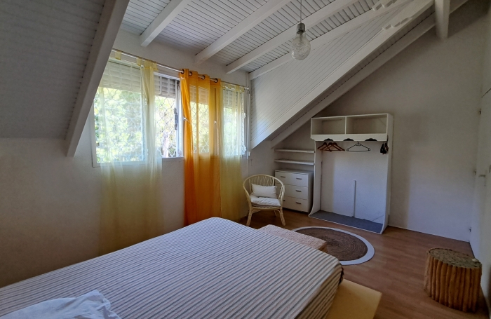 Villa familiale spacieuse avec grand jardin et vue mer.