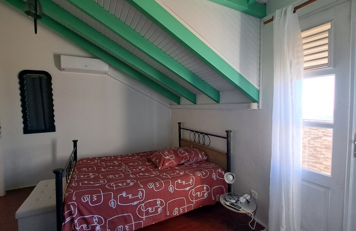 Villa familiale spacieuse avec grand jardin et vue mer.