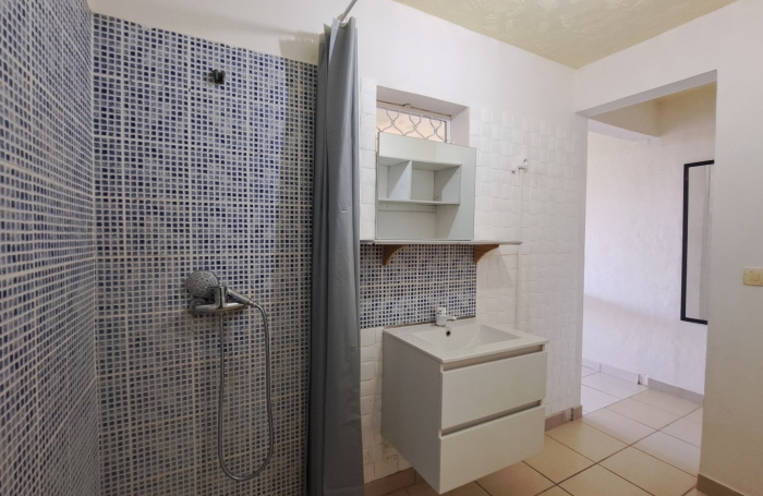 Villa familiale spacieuse avec grand jardin et vue mer.