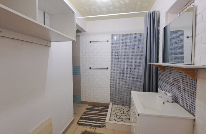 Villa familiale spacieuse avec grand jardin et vue mer.