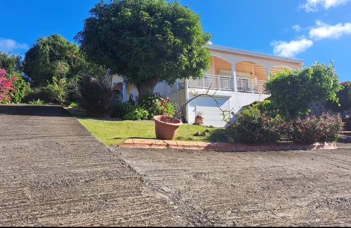 Villa familiale spacieuse avec grand jardin et vue mer.