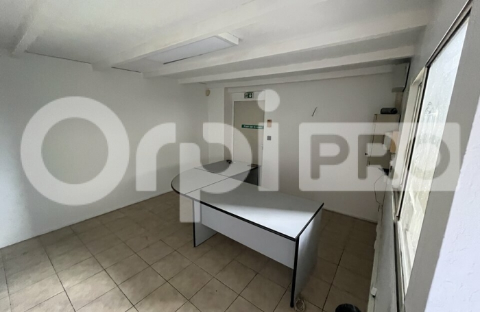 Avec Orpi BOUTAREL , Louez votre futur d&eacute;p&ocirc;t sur un terrain cl&ocirc;tur&eacute; de 1000M2