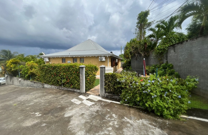 A louer - Villa F4 meubl&eacute;e avec piscine & jacuzzi   Le Moule   1 600 &euro; / mois