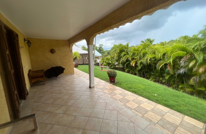 A louer - Villa F4 meubl&eacute;e avec piscine & jacuzzi   Le Moule   1 600 &euro; / mois