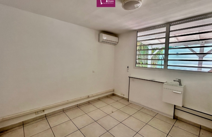 &Agrave; vendre: Local pro 86 m2 en rez-de-chauss&eacute;e - Bas du Fort Le Gosier