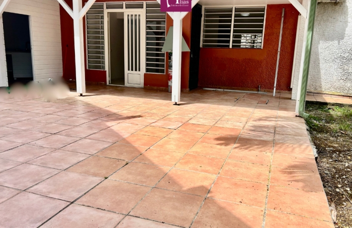 &Agrave; louer: Local pro en rez-de-chauss&eacute;e - Bas du Fort Le Gosier