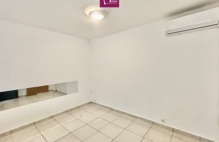 &Agrave; louer: Local pro en rez-de-chauss&eacute;e - Bas du Fort Le Gosier