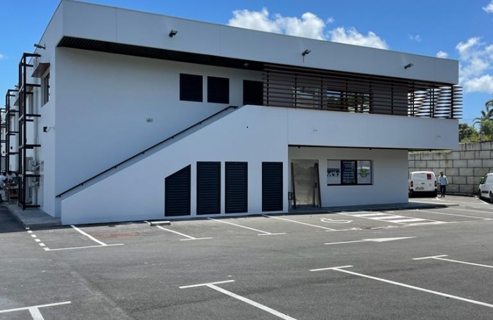 A LOUER Local de 100 m2 immeuble NEUF route de PERRIN proche CHU