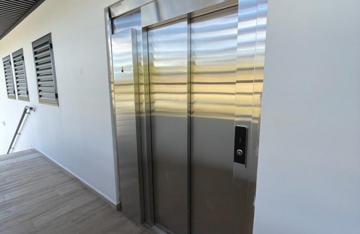 A LOUER Local de 100 m2 immeuble NEUF route de PERRIN proche CHU