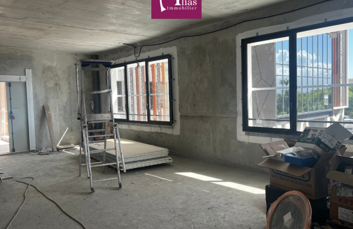 &Agrave; louer   Local 91 m2 R+1 avec ascenseur   Immeuble neuf &agrave; haute qualit&eacute; environnementale   Les Abymes