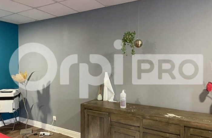 A LOUER  AVEC ORPI BOUTAREL, un local commercial en RDC r&eacute;nov&eacute; r&eacute;cemment