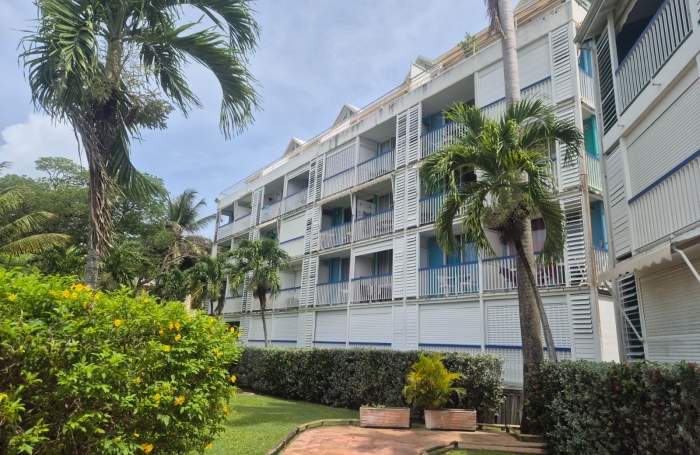 Studio d'environ 24 m2 avec acc&egrave;s mer dans une r&eacute;sidence s&eacute;curis&eacute;e avec ascenseur &agrave; la Pointe de la Verdure GO