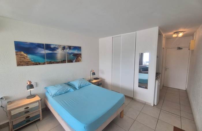 Studio d'environ 24 m2 avec acc&egrave;s mer dans une r&eacute;sidence s&eacute;curis&eacute;e avec ascenseur &agrave; la Pointe de la Verdure GO