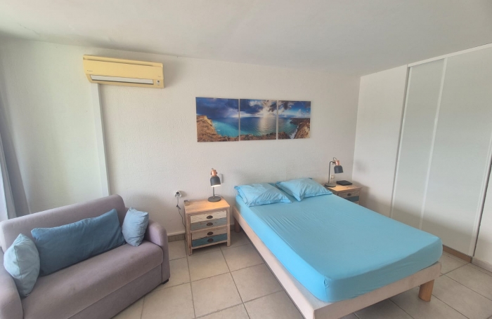 Studio d'environ 24 m2 avec acc&egrave;s mer dans une r&eacute;sidence s&eacute;curis&eacute;e avec ascenseur &agrave; la Pointe de la Verdure GO