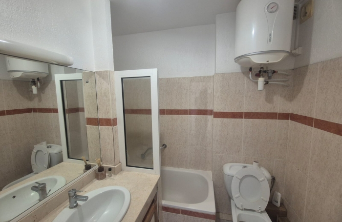 Studio d'environ 24 m2 avec acc&egrave;s mer dans une r&eacute;sidence s&eacute;curis&eacute;e avec ascenseur &agrave; la Pointe de la Verdure GO