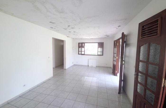 Maison 4 pi&egrave;ces avec mezzanine sur 4 niveaux d'environ 232 m2 habitable &agrave; r&eacute;nover &agrave; GOYAVE