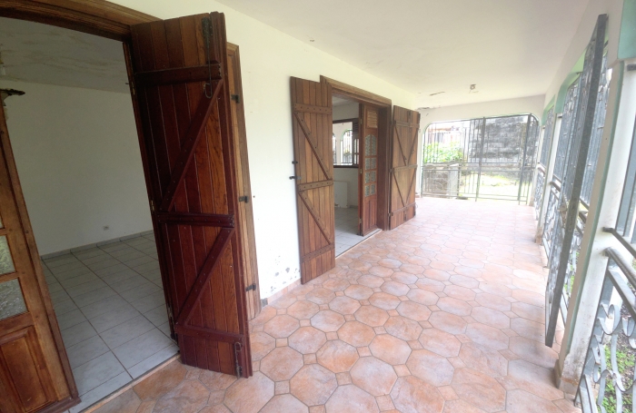 Maison 4 pi&egrave;ces avec mezzanine sur 4 niveaux d'environ 232 m2 habitable &agrave; r&eacute;nover &agrave; GOYAVE