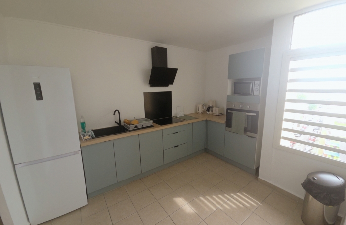 Appartement 4 pi&egrave;ces moderne enti&egrave;rement r&eacute;nov&eacute; d'environ 73 m2 avec vue d&eacute;gag&eacute;e &agrave; POINTE-A-PITRE