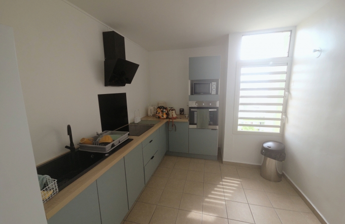 Appartement 4 pi&egrave;ces moderne enti&egrave;rement r&eacute;nov&eacute; d'environ 73 m2 avec vue d&eacute;gag&eacute;e &agrave; POINTE-A-PITRE
