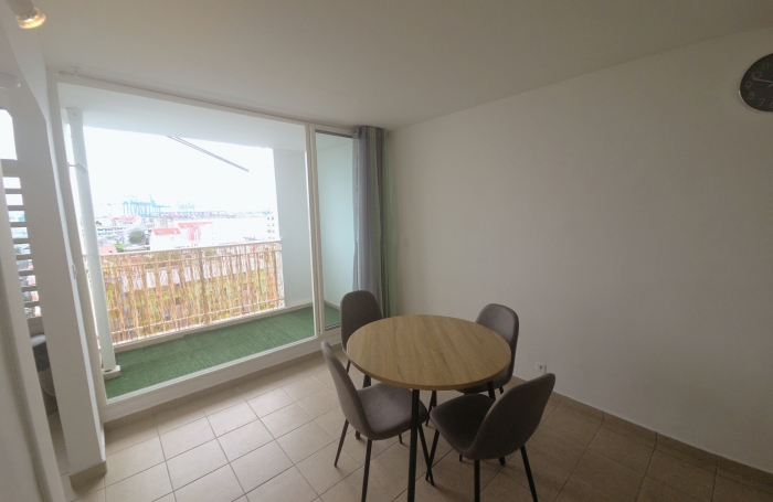 Appartement 4 pi&egrave;ces moderne enti&egrave;rement r&eacute;nov&eacute; d'environ 73 m2 avec vue d&eacute;gag&eacute;e &agrave; POINTE-A-PITRE