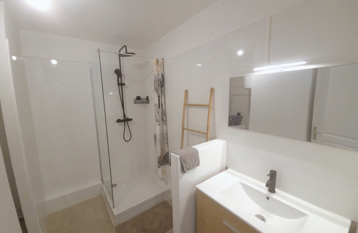 Appartement 4 pi&egrave;ces moderne enti&egrave;rement r&eacute;nov&eacute; d'environ 73 m2 avec vue d&eacute;gag&eacute;e &agrave; POINTE-A-PITRE