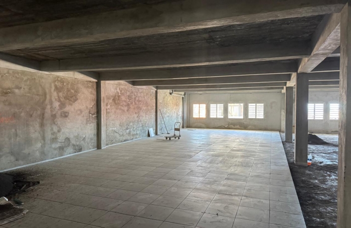 Local commercial brut de 400 m2   2e &eacute;tage   Rue du docteur Cabre