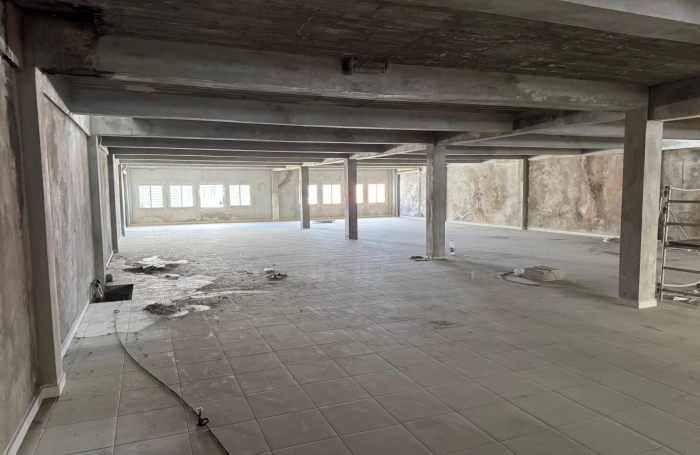 Local commercial brut de 400 m2   2e &eacute;tage   Rue du docteur Cabre