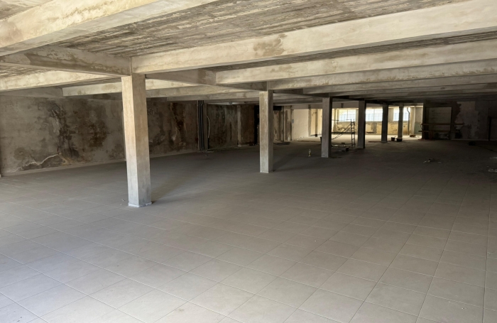 Local commercial brut de 400 m2   2e &eacute;tage   Rue du docteur Cabre